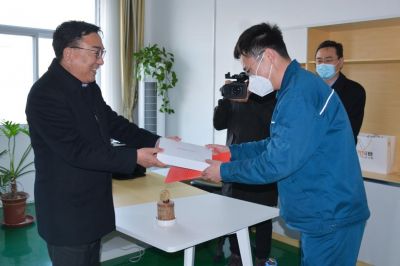 山东省潍坊市人大常委会副主任范福生莅临山东云顶集团药业指导慰问
